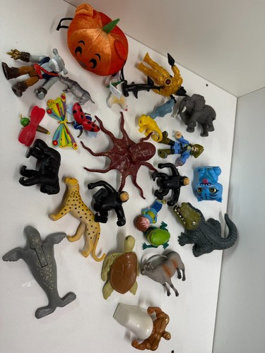 Mixed toy figures - mixed,