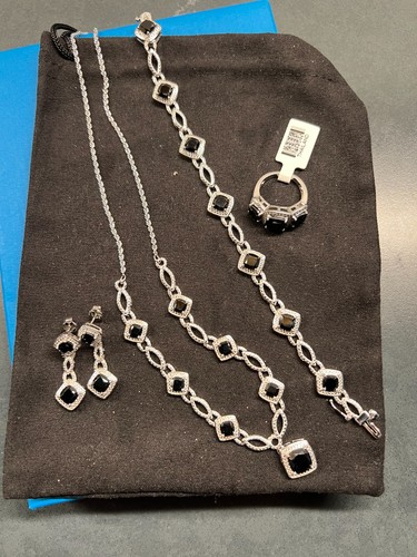 Black spinel and white diamond - black,