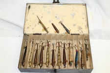 NICE ANTIQUE VINTAGE LURE TIN + COLLECTION OF 15 PECY WADHAM MADE FISHING LURES