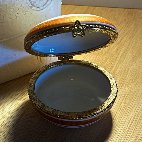 Oval glazed porcelain hinged