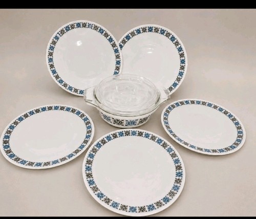 Vintage pyrex dinner plates - ,
