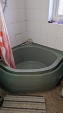 70s Avocado Corner Bath