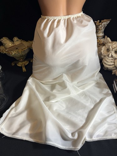 Vtg silky soft noisy shiny - silky,