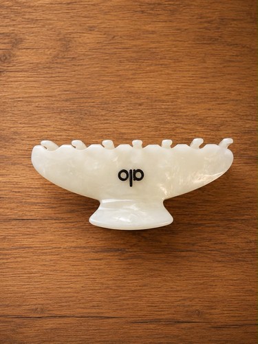 White refined hold - white,
