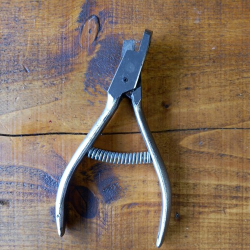 Ear tag pliers shape - ear,