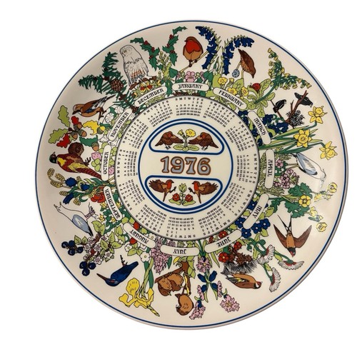 1976 wedgwood calendar - calendar, plate
