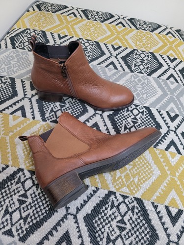 Euc womens tan ara - tan, block