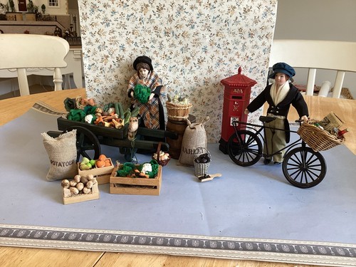 Dolls house scale - dolls,