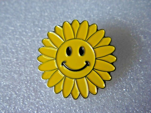 Sunflower pin badge smiling - pin,