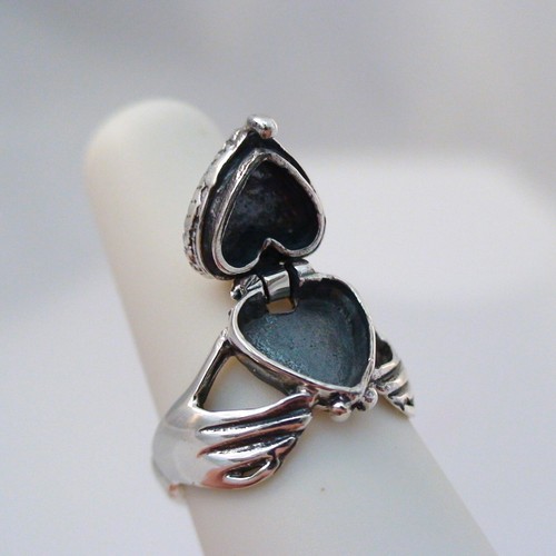 Claddagh heart poison - ring,