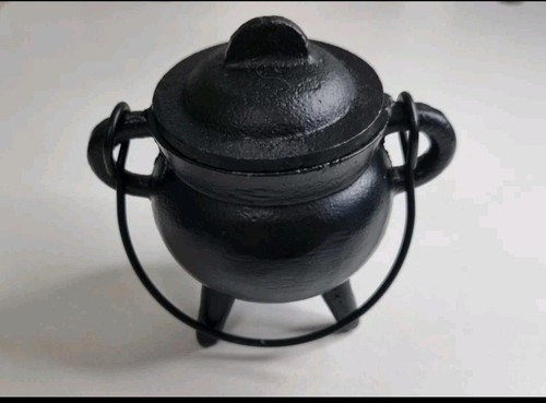 Cast iron cauldron with lid - cast, &