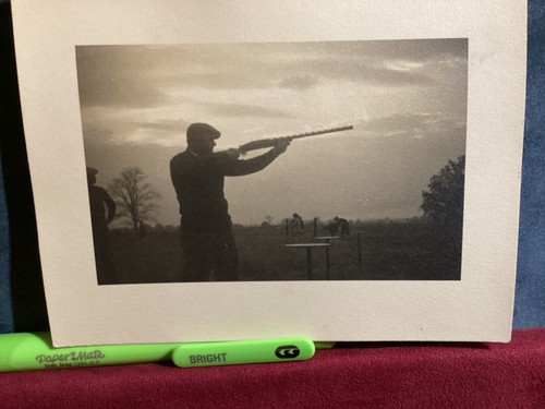 Photo a man shooting - b&w,
