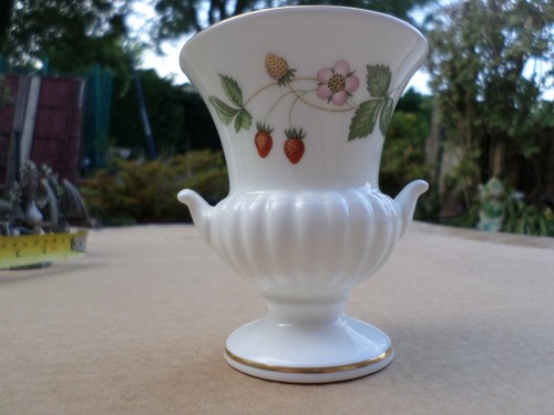 Wedgwood wild strawberry urn - strawberry,
