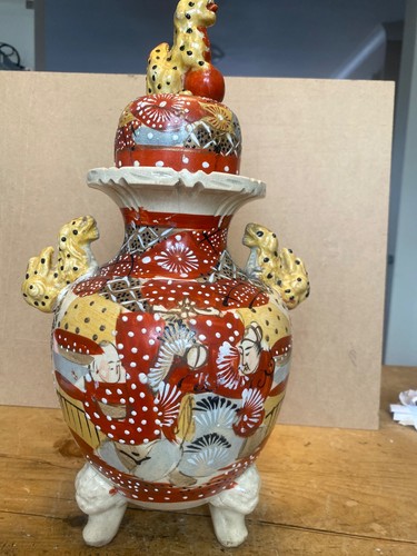 Covered tripod jar vase - covered,