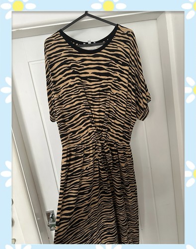 Warehouse beige black animal - warehouse,