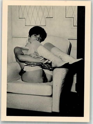 Woman pose legs spread - pose,