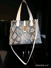 Woman's handshoulder bag