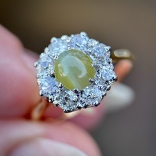18CT Gold Antique Cats Eye Chrysoberyl & 0.80ct Old Cut Diamond Cluster Ring