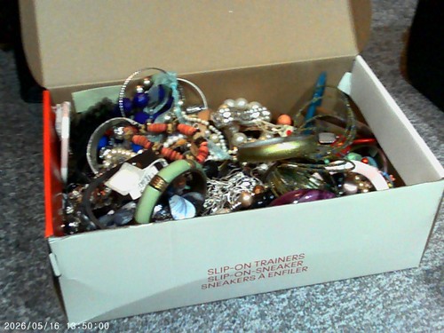 Over 2kg vintage jewellery - 2kg,