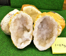 Quartz Geodes 1KG 12-15cm