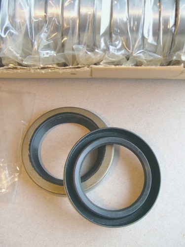 Pair rear hub oil seals - ,