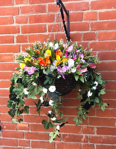 Artificial hanging basket with - hanging,