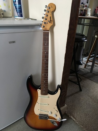 Squier stratocaster fender - by,