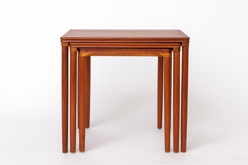 Set teak nesting tables - of,