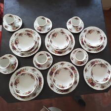 TK Thun Czechoslovakia Gorgeous Vintage Porcelain Dinnerware Roses 29 Pieces 