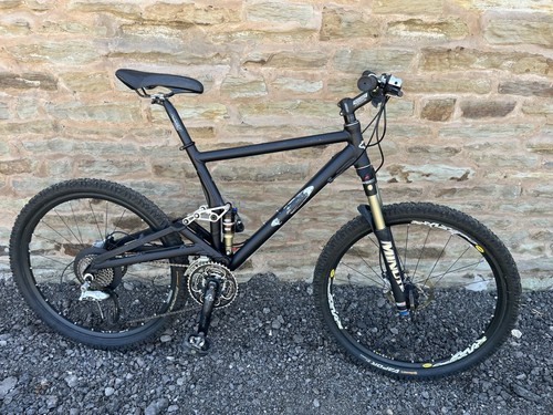 Full suspension mountain bike - full,