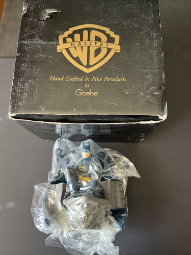 Warner bros batman statue - warner, batman:statue