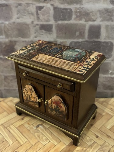 Dolls house scale - dolls,