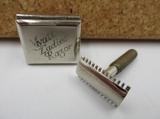 Vintage 1930s MYATT LADIES RAZOR by Daymark Blade/ England/ Cased Tiny Miniature