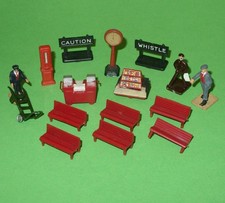 Hornby & Dinky Dublo / Assorted Plastic Figures, Signs & Station Accessories