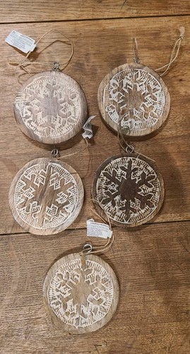 Snowflake whitewashed wood - whitewashed,