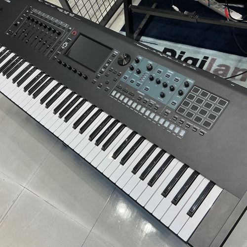 Roland fantom synthesizer - roland,