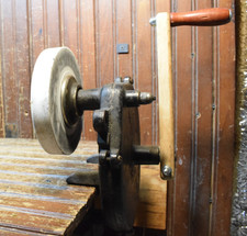 HAND CRANK BENCH SHARPENING
