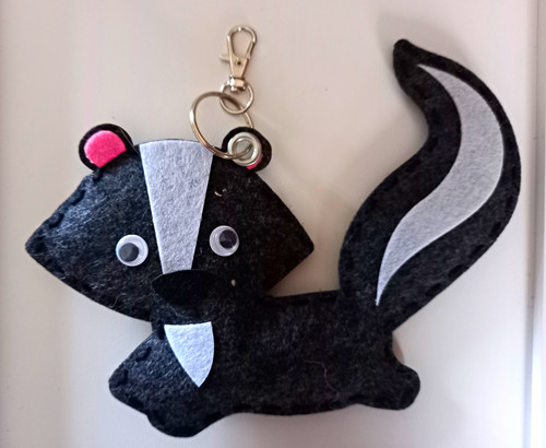 Black white felt skunk - &,