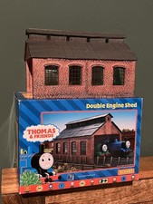 Hornby R9222 OO Gauge Thomas and Friends Double Engine Shed Building Boxed