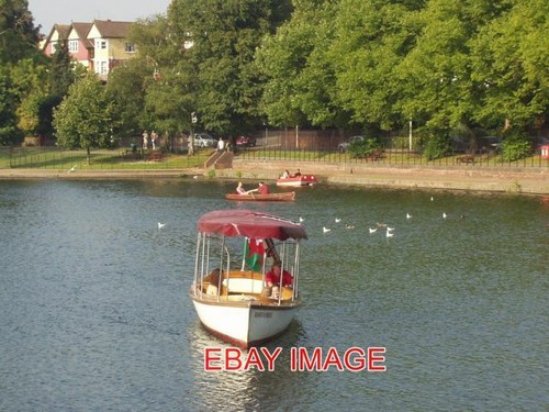 Photo cardiff lake and motor - ,