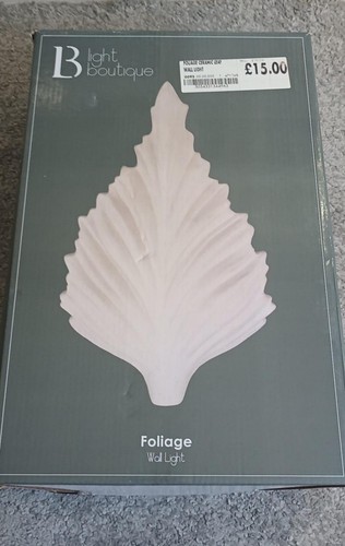 Light boutique foliage wall - light,
