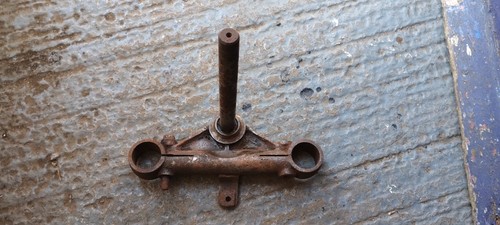 Triumph bottom yoke 97 4383 - triumph,