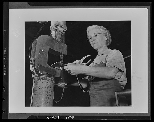 Photo woman working metal - photo:woman,