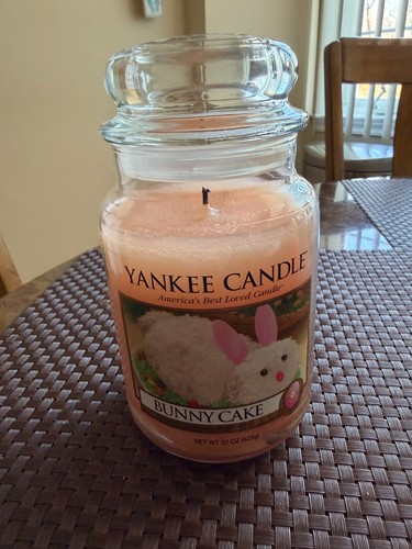 Yankee candle bunny cake - 22, oz