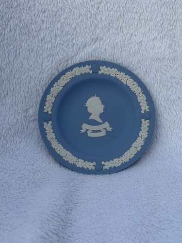 Wedgwood blue jasperware queen - blue,