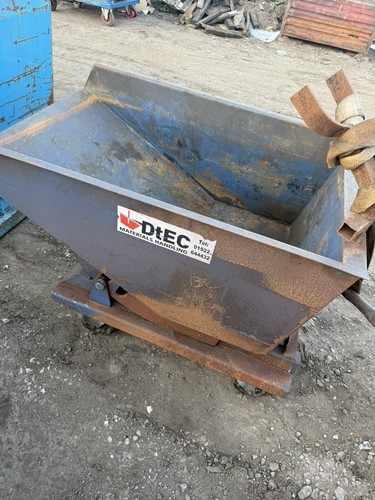 Tipper bin tipping skip - tipping, fork