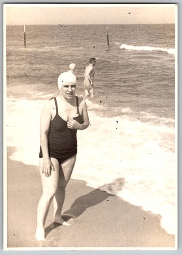 Vtg snapshot woman - b&w,