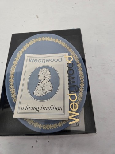 Wedgwood primrose pale - on,