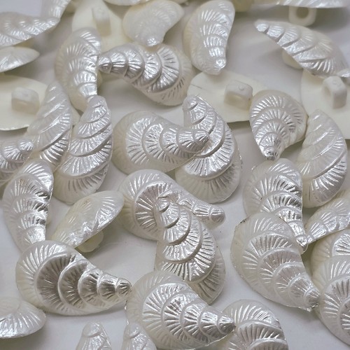 Shell buttons soft white - 50,