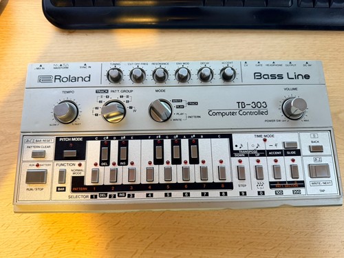 Roland 303 vintage - -, acid